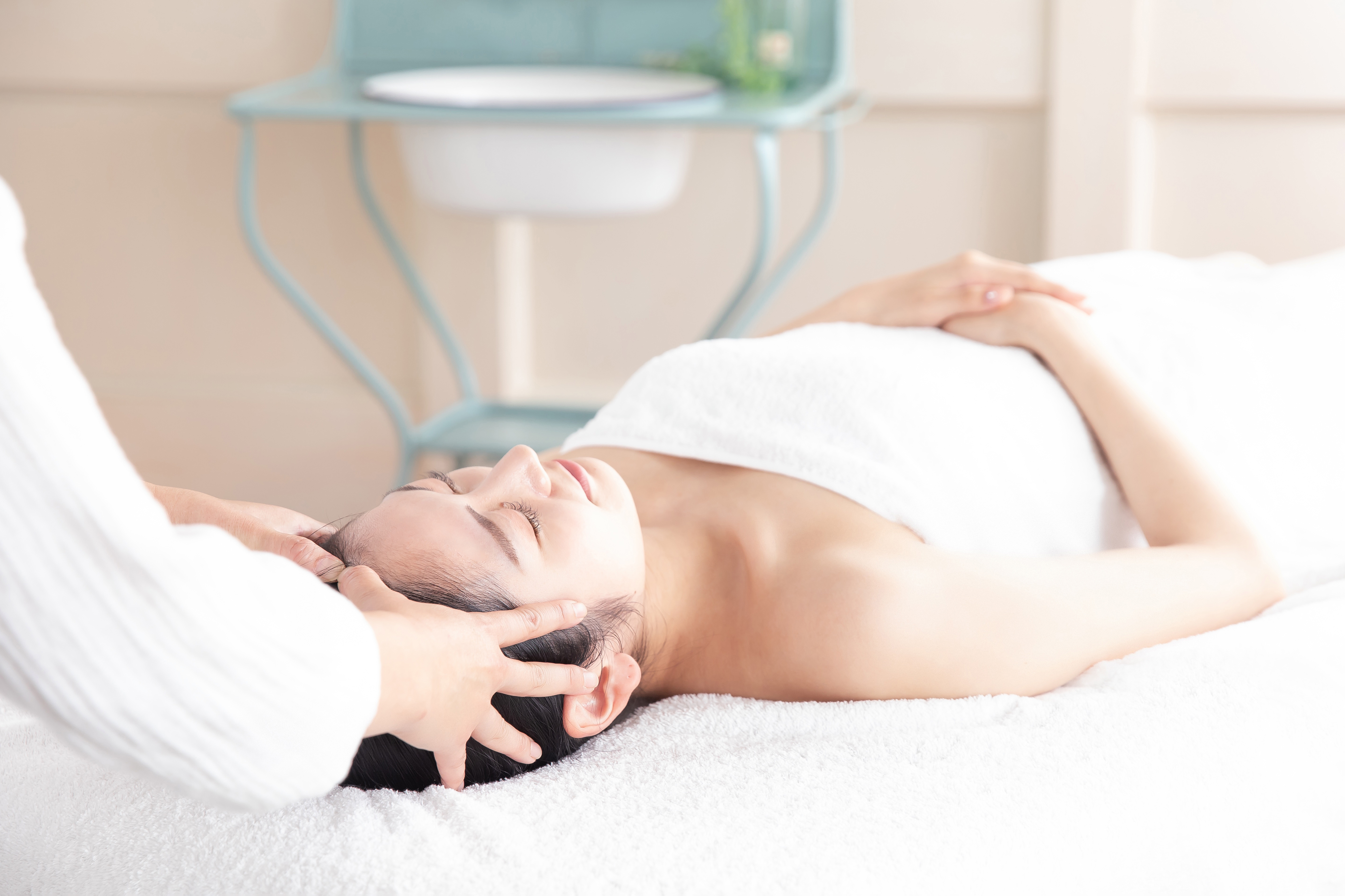 ヘッドスパまたはフェイシャルの施術を受けている様子のイメージ