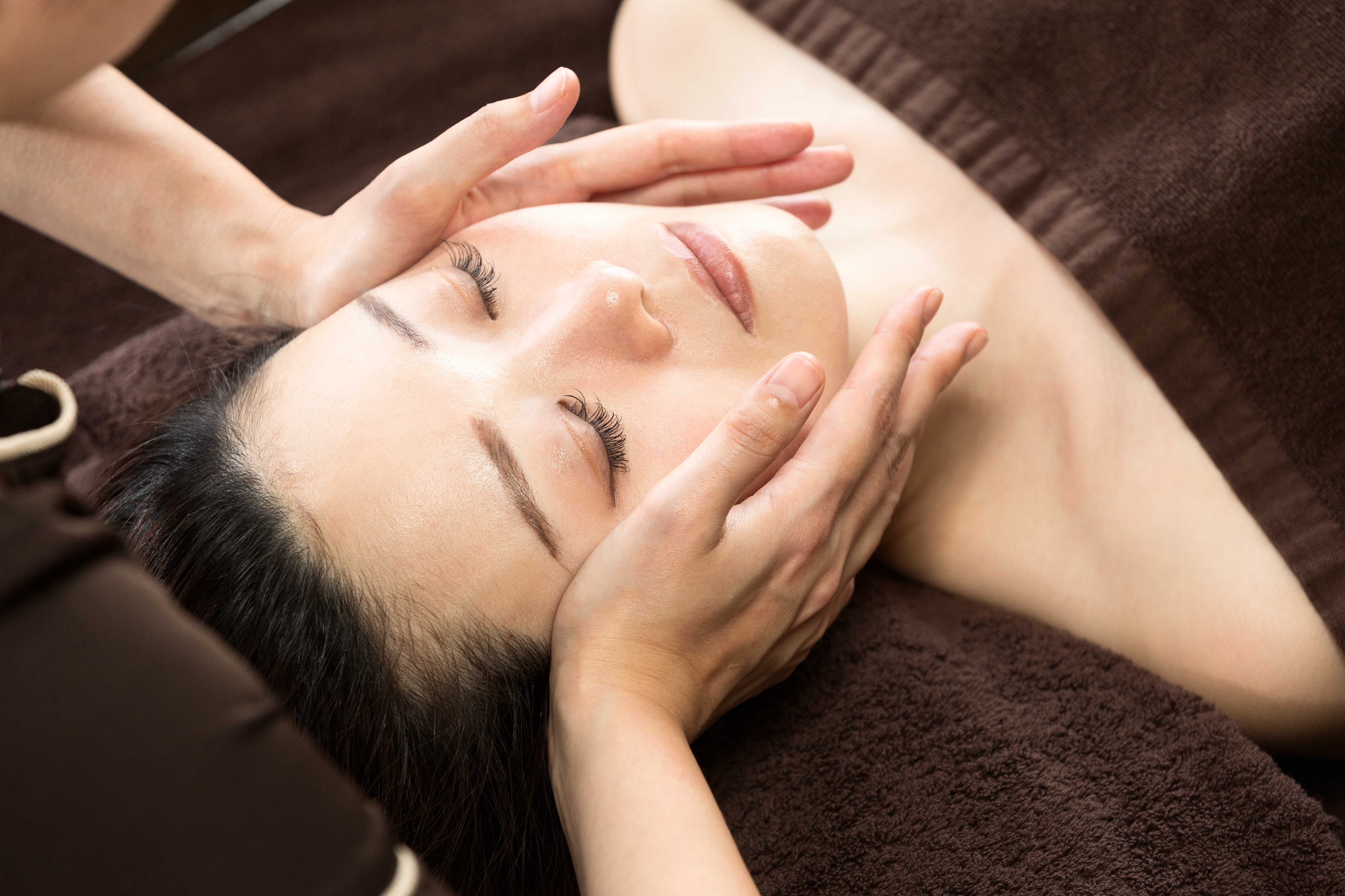 ヘッドスパとフェイシャルの施術イメージ