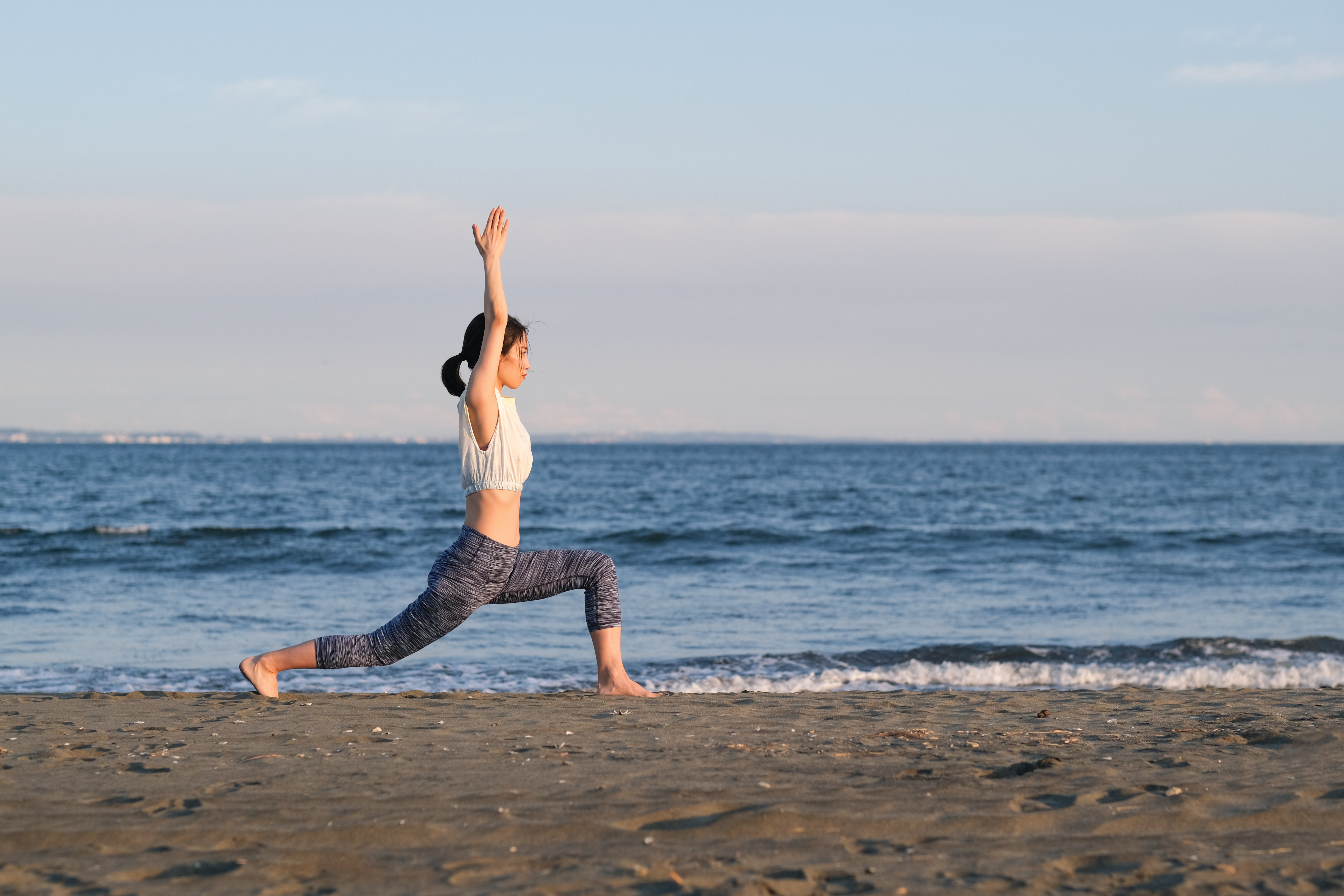 海でヨガをしている女性の写真